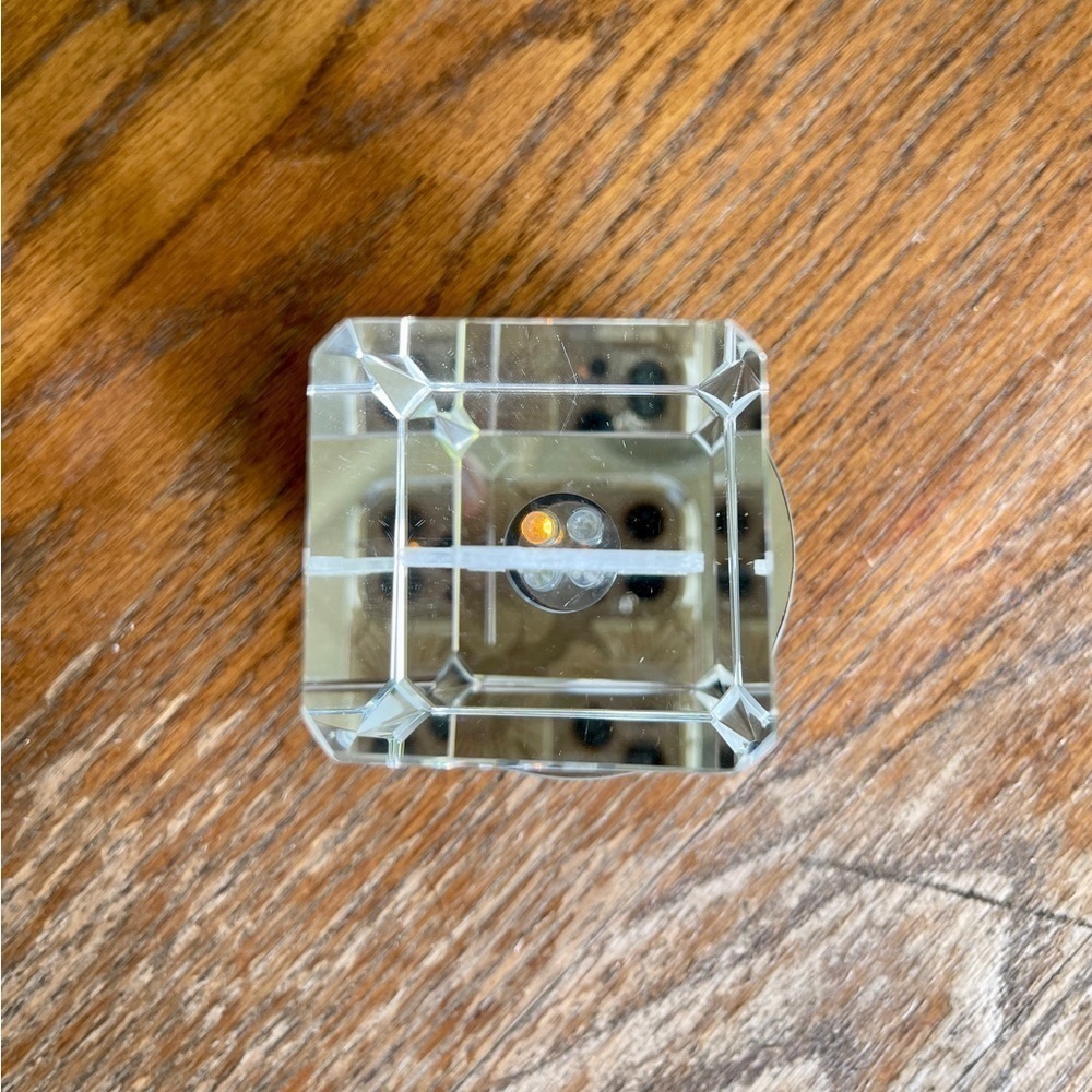 CRYSTAL, GLASS CUBE, ENGRAVED ETCHING OF TEXAS. SETS ON MIRRORED BASE - Picture 6 of 10